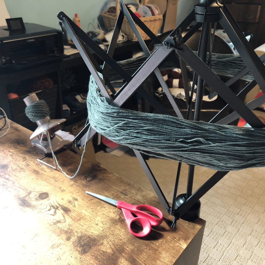 How to use a yarn swift on Knitting in the Park