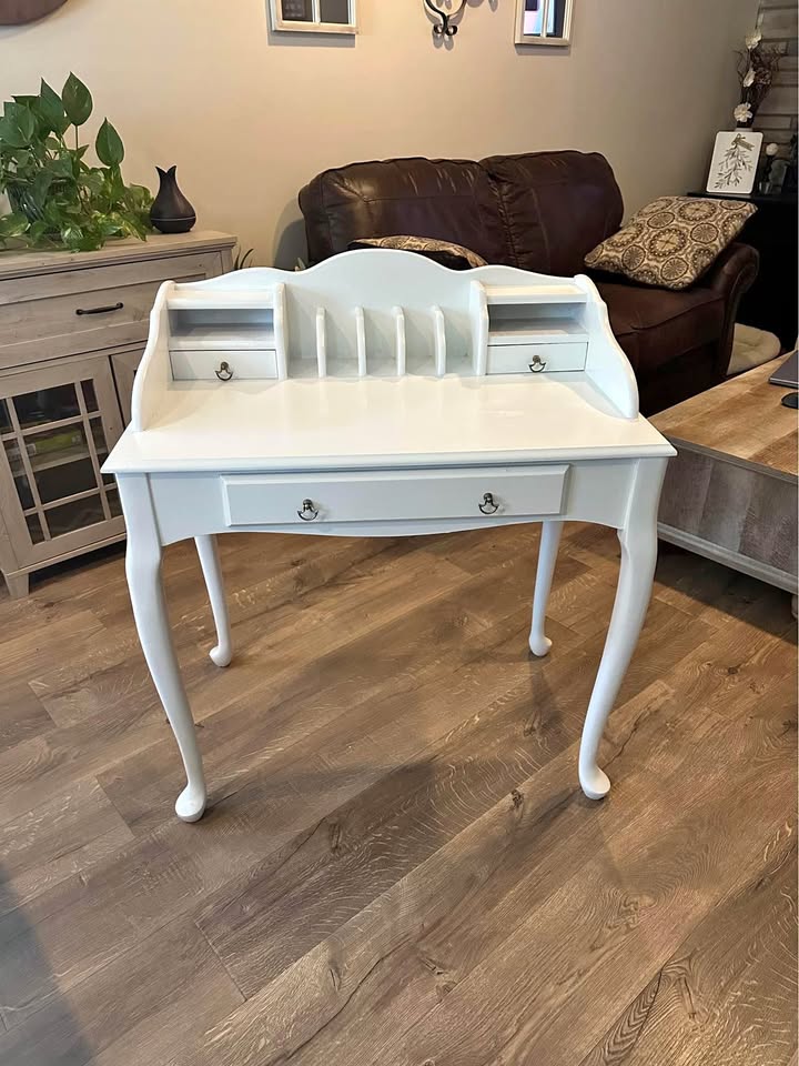 Check out this Facebook Marketplace Flip! A writing desk transformed into child's vanity.