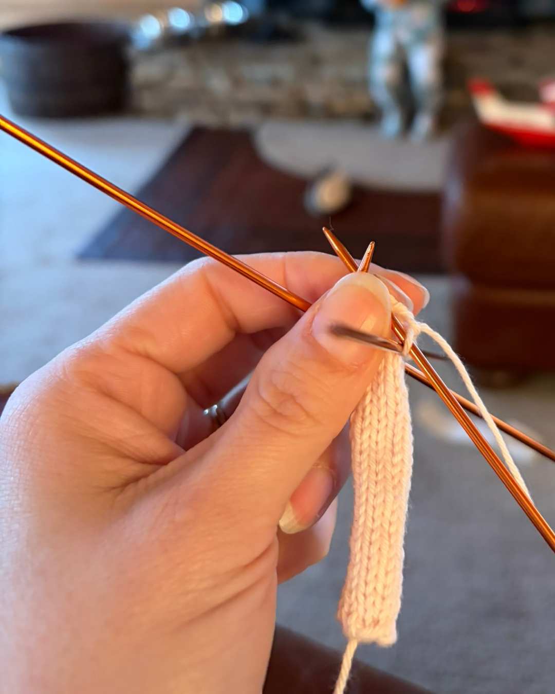 Learn how to knit a bow garland for free