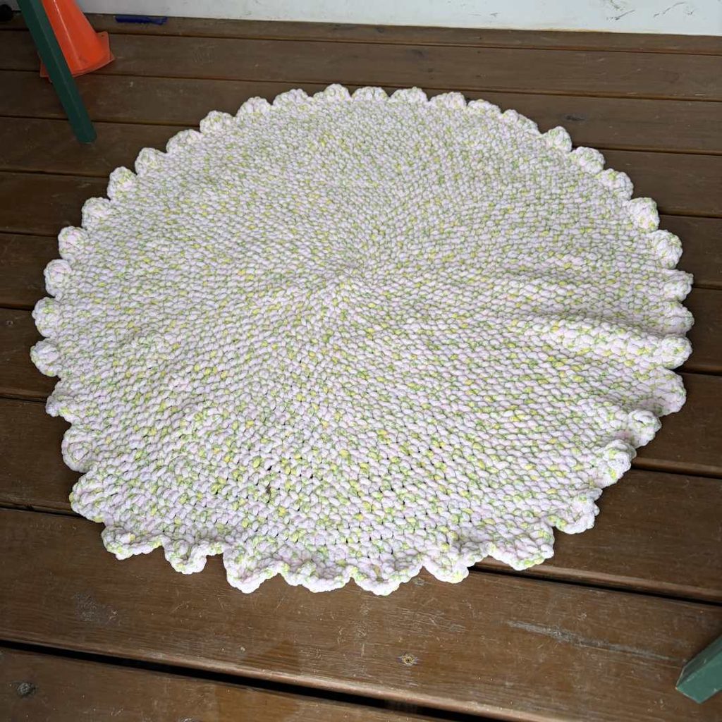 Free Crochet Patterns: Learn to Crochet a circular rug!