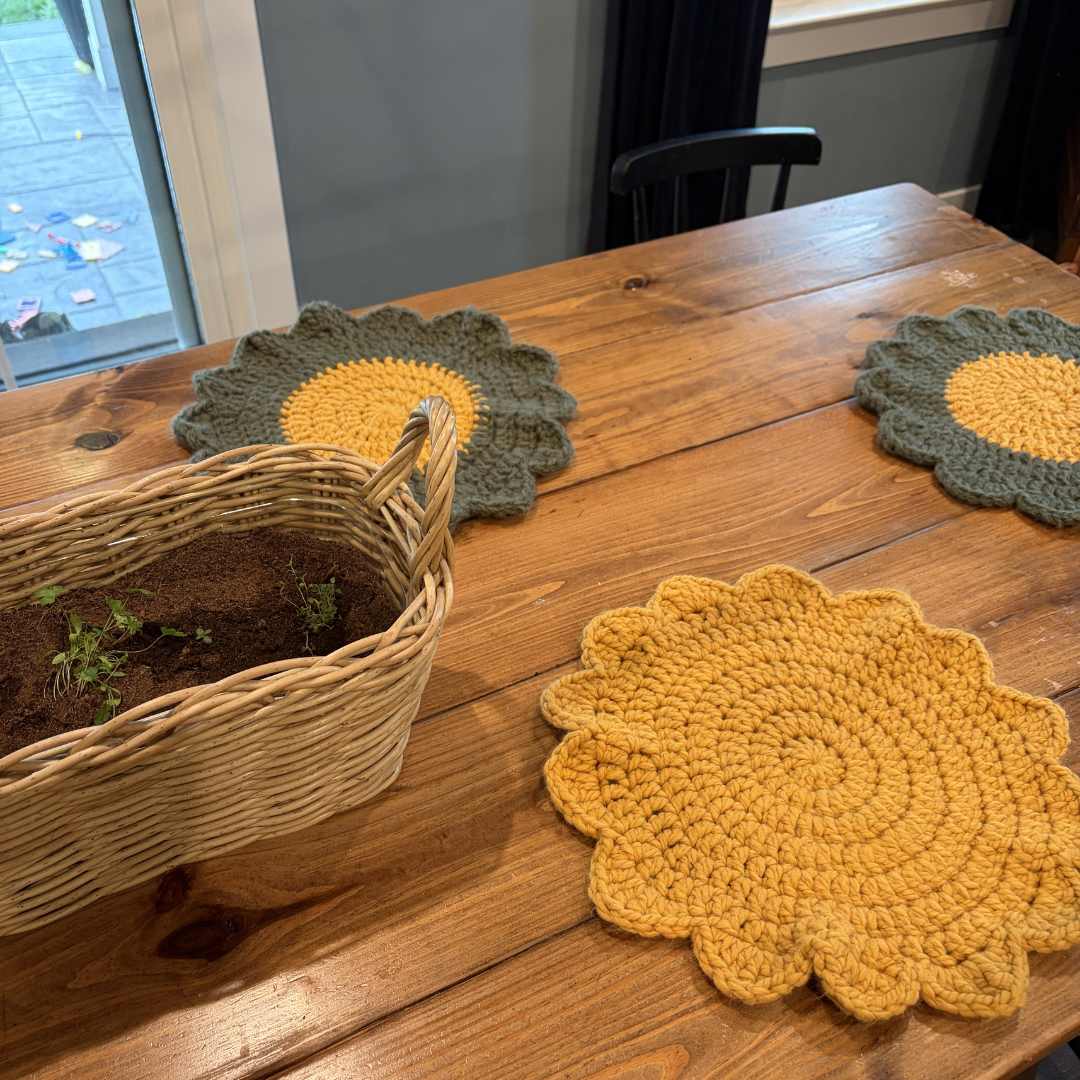 Make your own spring table setting. 