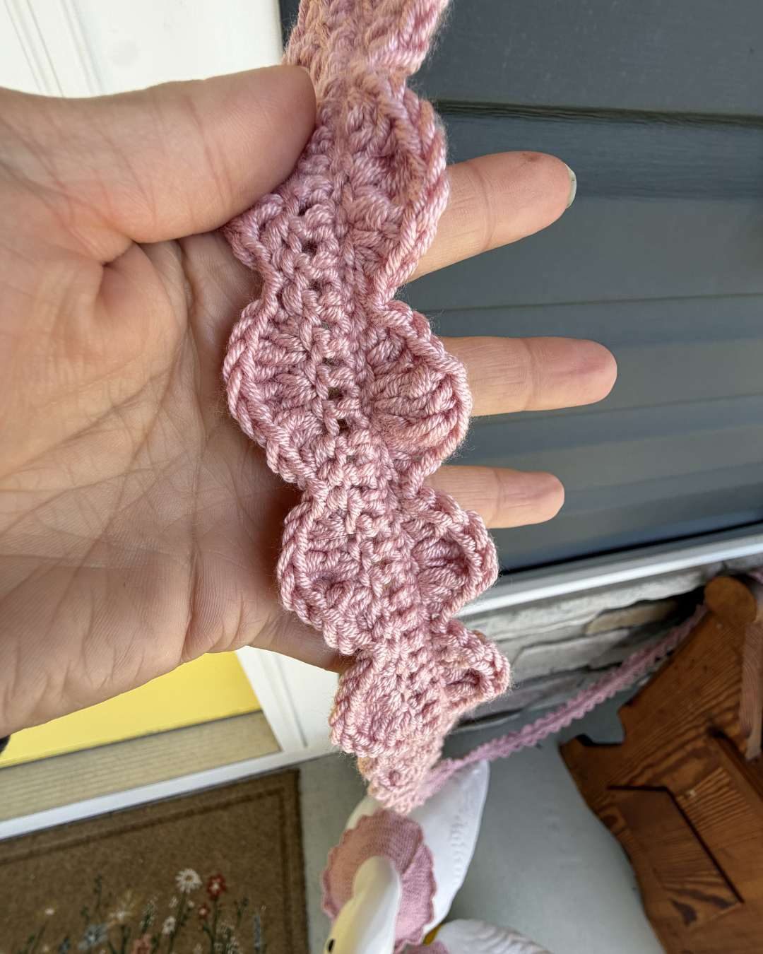 Get the free tutorial to make this scalloped crochet bunting free from Knitting in the Park!